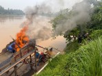 Rakit Tambang Emas Ilegal Hangus Dibakar Polsek Cerenti di Sungai Kuantan