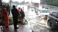 Drainase Tersumbat Sampah, Jalan di Sentul Bogor Terendam Banjir