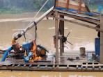 Polsek Cerenti Bakar Rakit PETI di Sungai Kuantan