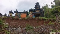 Tembok Penyengker Pura di Karangasem Jebol Usai Diguyur Hujan Deras