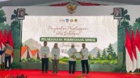 Dukung Perhutanan Sosial Jawa Timur, Dekan FBiPK UB Raih Penghargaan Gubernur