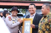 Si Rajalesa Pegiat Lingkungan Zainal Arifin Hussein Terima Penghargaan dari Kapolda Riau