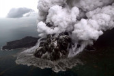 Gunung Anak Krakatau Erupsi Lontarkan Abu 2 Km