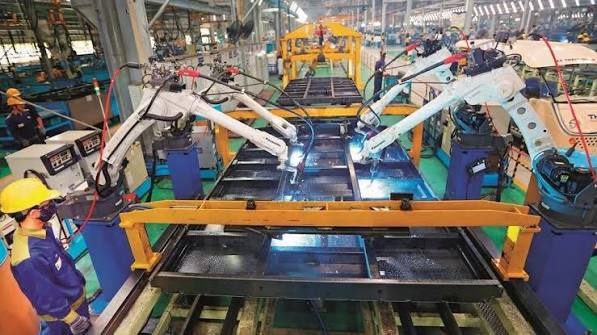 Menghubungkan kebijakan, teknologi, dan keuangan untuk mendorong efisiensi energi di industri.