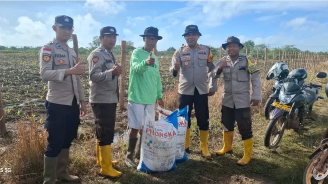 Polsek Jagebob Dukung Ketahanan Pangan, Bantu Pupuk Jagung