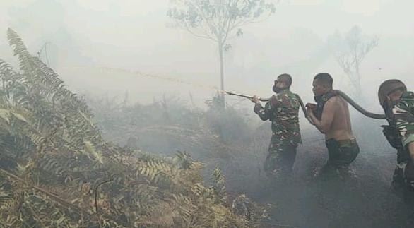 Prajurit TNI di Inhil 'Bertarung Melawan' Api dan Asap