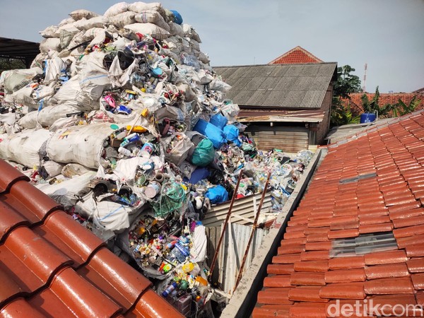 Warga Cisalak Depok Keluhkan Tempat Pengolahan Sampah Plastik