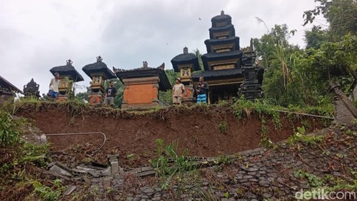 Tembok Penyengker Pura di Karangasem Jebol Usai Diguyur Hujan Deras