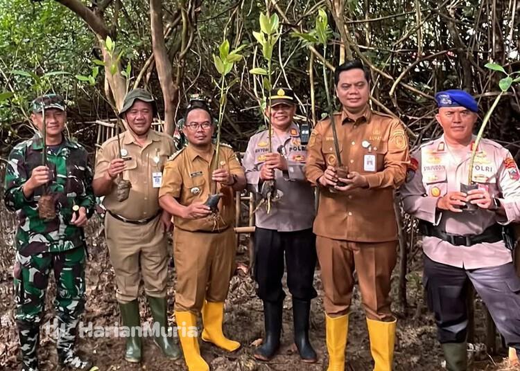 Jaga Ekosistem Pesisir, Bupati Jepara Tanam Mangrove di Semat Tahunan