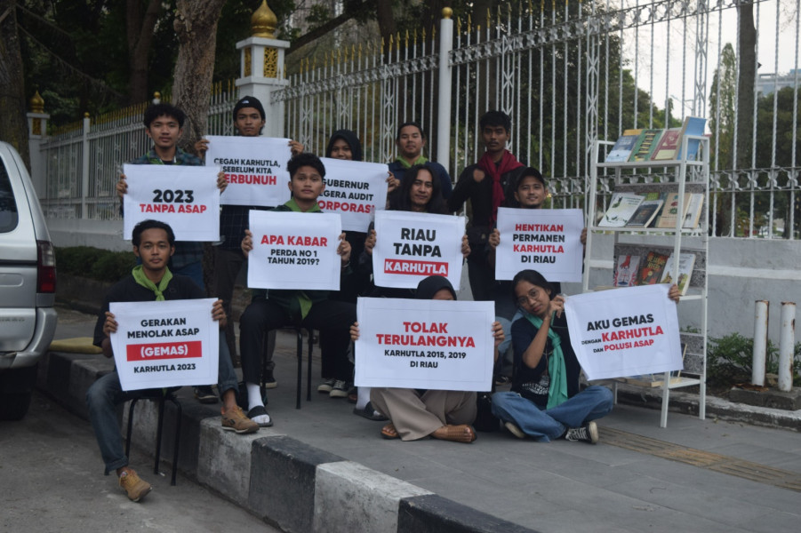 GeMAS Pantengin Kantor Gubernur Riau Sambil Ngopi dan Jual Buku