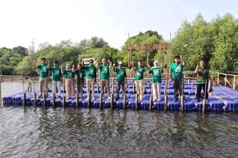 Sharp Indonesia Tanam Mangrove dan Edukasi Teknologi di Hari Bumi 2026
