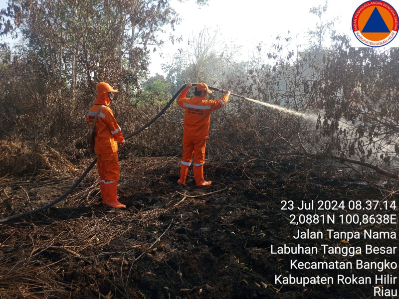 Hari Ketiga, Satgas BPBD Rohil dan Tim Gabungan Berjibaku Padamkan Api