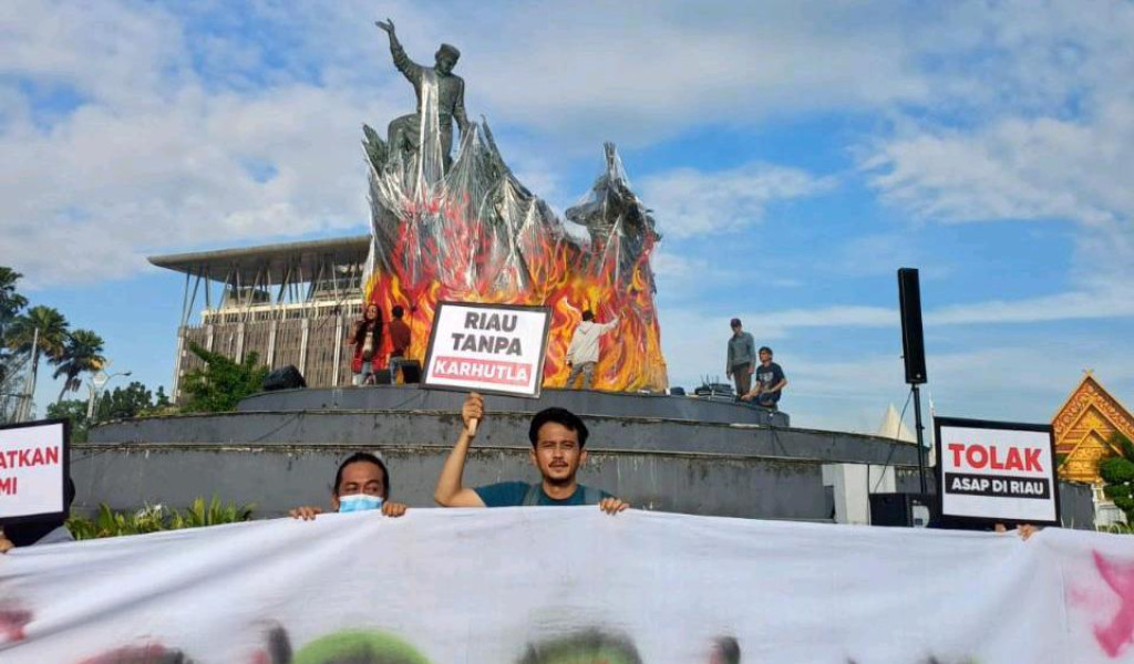 Gemas Aksi Teatrikal di Tugu Zapin Ingatkan Pemerintah Riau Bahaya Karhutla